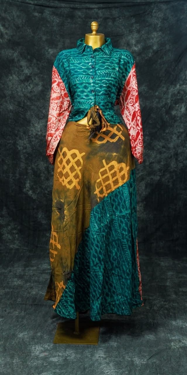 Pièce EM10 — Batik mosaïque · émeraude, kaki & rouge
