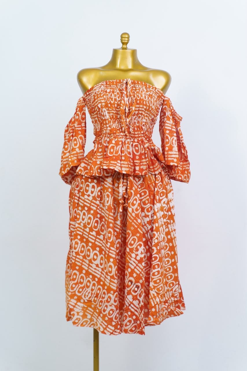 Pièce LW01 — Bustier & jupe volantée · orange & blanc, motifs batik